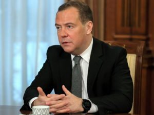 Медведев сыронизировал по поводу недальновидности европейских чиновников