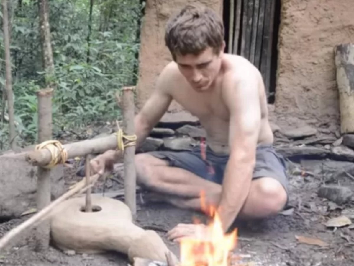 Блогер построил хижину каменным топором, используя первобытные технологии