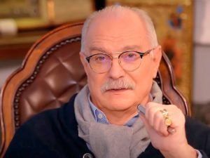 Никита Михалков одной фразой поставил на место знаменитостей, сбегающих из России