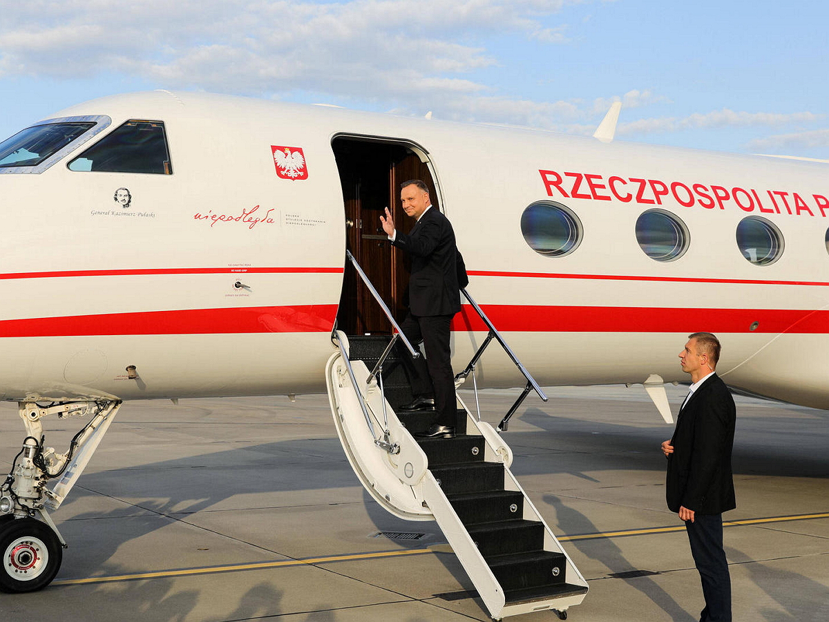 Самолет президента Польши экстренно сел в Варшаве во время полета на встречу с Байденом: такой же Boeing разбился в Китае