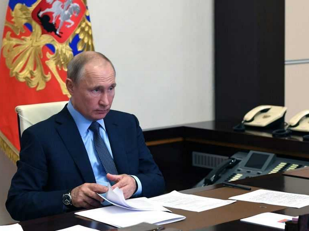 Путин поручил перевести расчеты за поставки газа в Европу в рубли