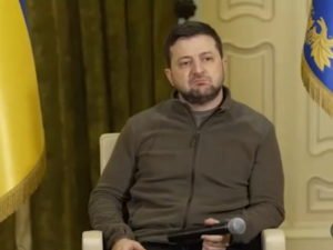 Странная мимика Зеленского на встрече с журналистами попала на видео