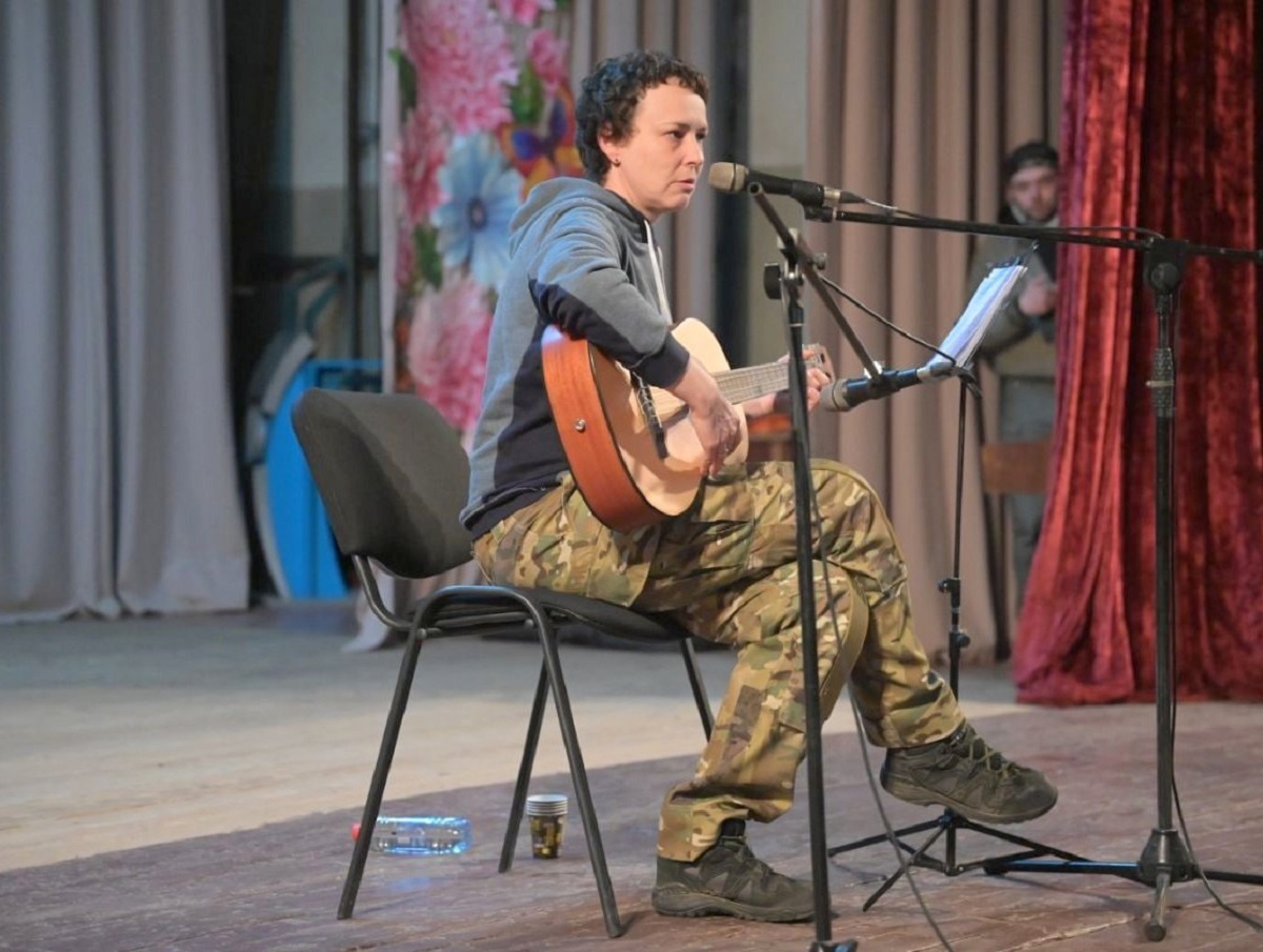 Украина обвинила певицу Чичерину в надругательстве над флагом