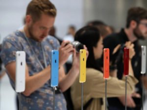 Apple приостановит продажи в России