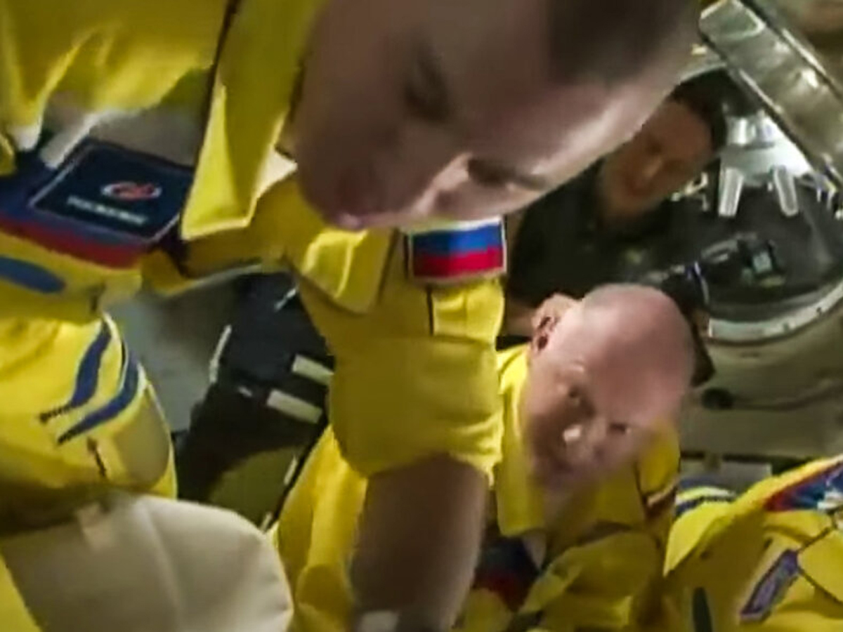 «Роскосмос» цвет костюмов космонавтов