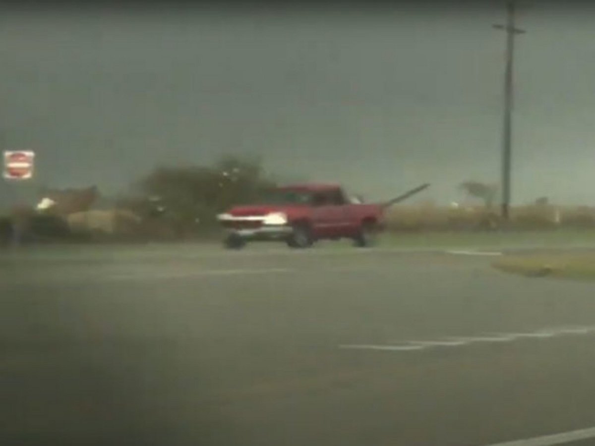 Мощный торнадо опрокинул пикап, но видитель поехал на нем дальше