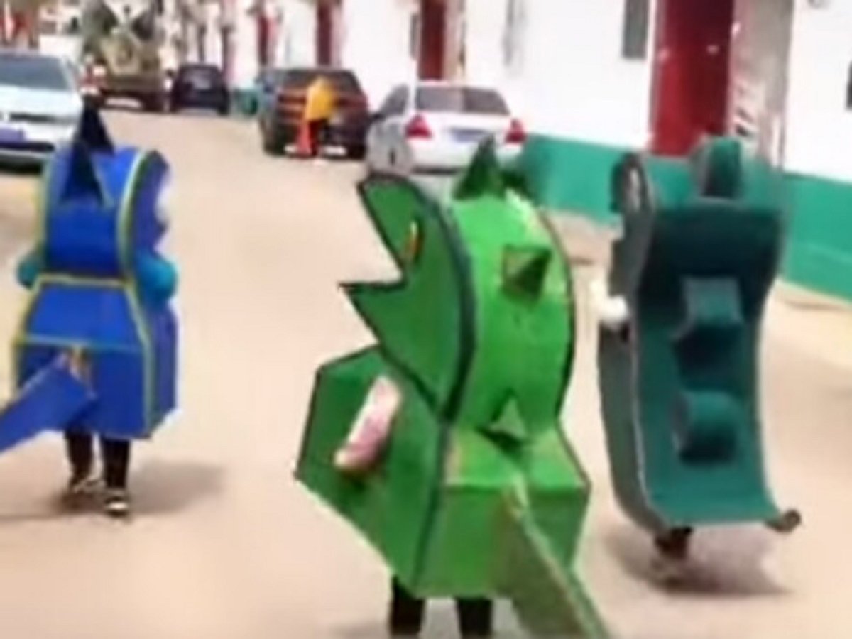 Отец выводит на прогулку маленьких динозавров