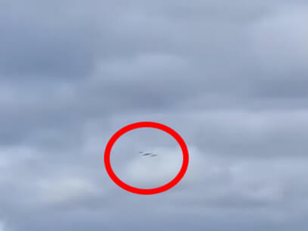 Очевидец снял меняющие форму НЛО в небе над Австралией