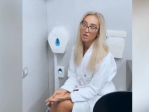 Бузова пообещала стать «лицом» туалетной бумаги России, сидя на унитазе