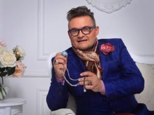 Историк моды Александр Васильев после болезни уехал из России