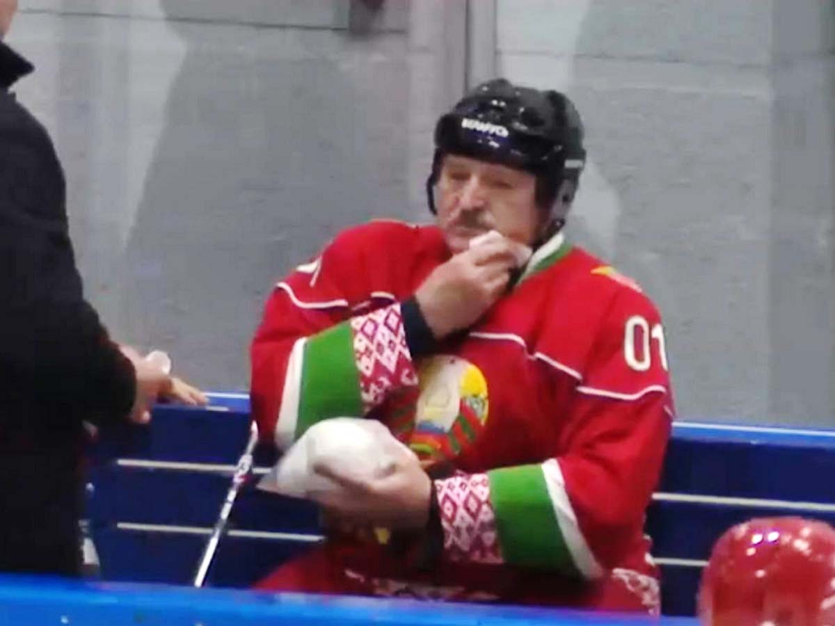 Лукашенко по лицу хоккей