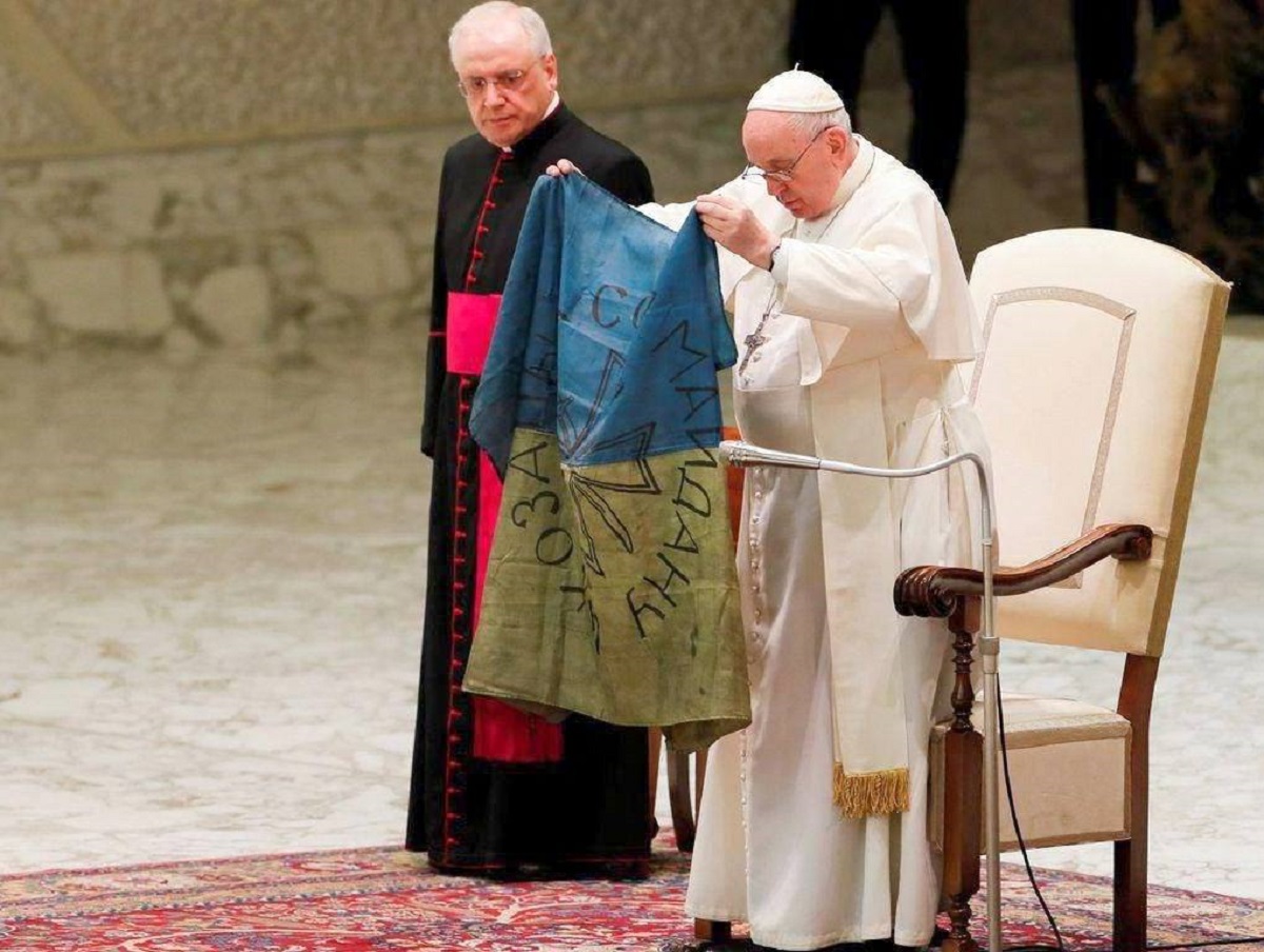 Папа римский Франциск вынес к верующим украинский флаг из Бучи