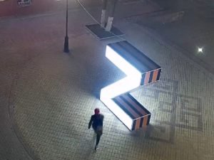 Россиянина оштрафовали за пинок световой конструкции в виде буквы Z