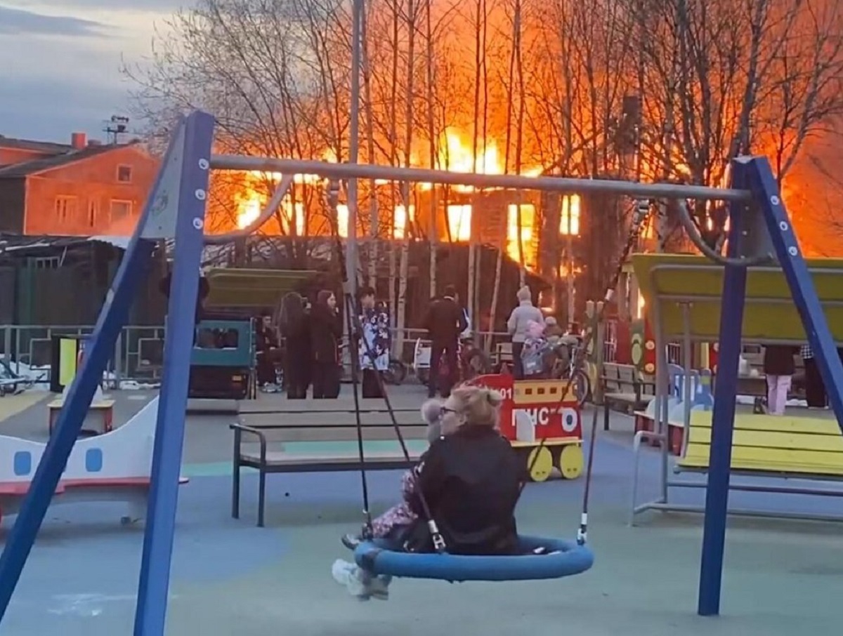 Видео с невозмутимой россиянкой на качелях на фоне пожара разошлось по Сети