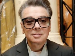 Страдающих от онкологии Юдашкин прокомментировал слухи об облысении