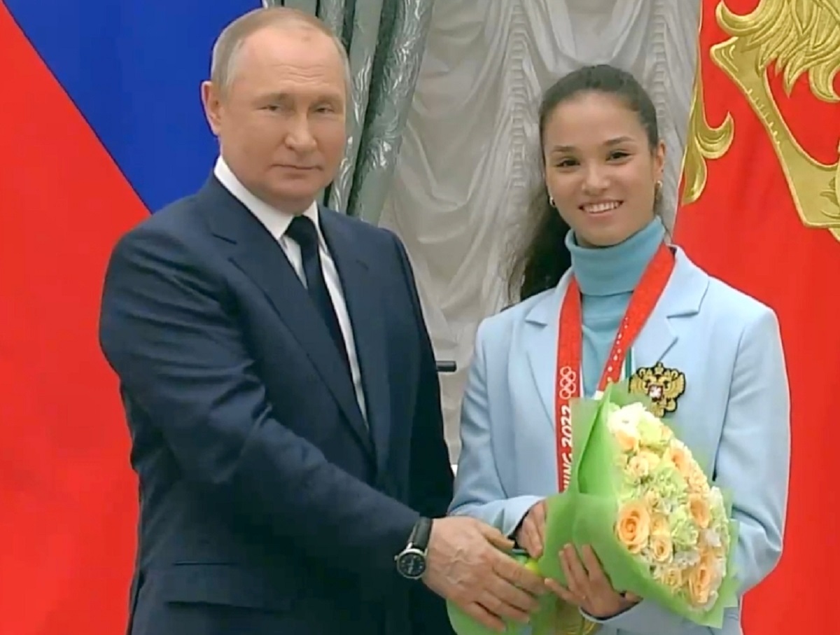 «Высоко поднял знамя страны»: речь олимпийской лыжницы Степановой перед Путиным обсуждают в Сети