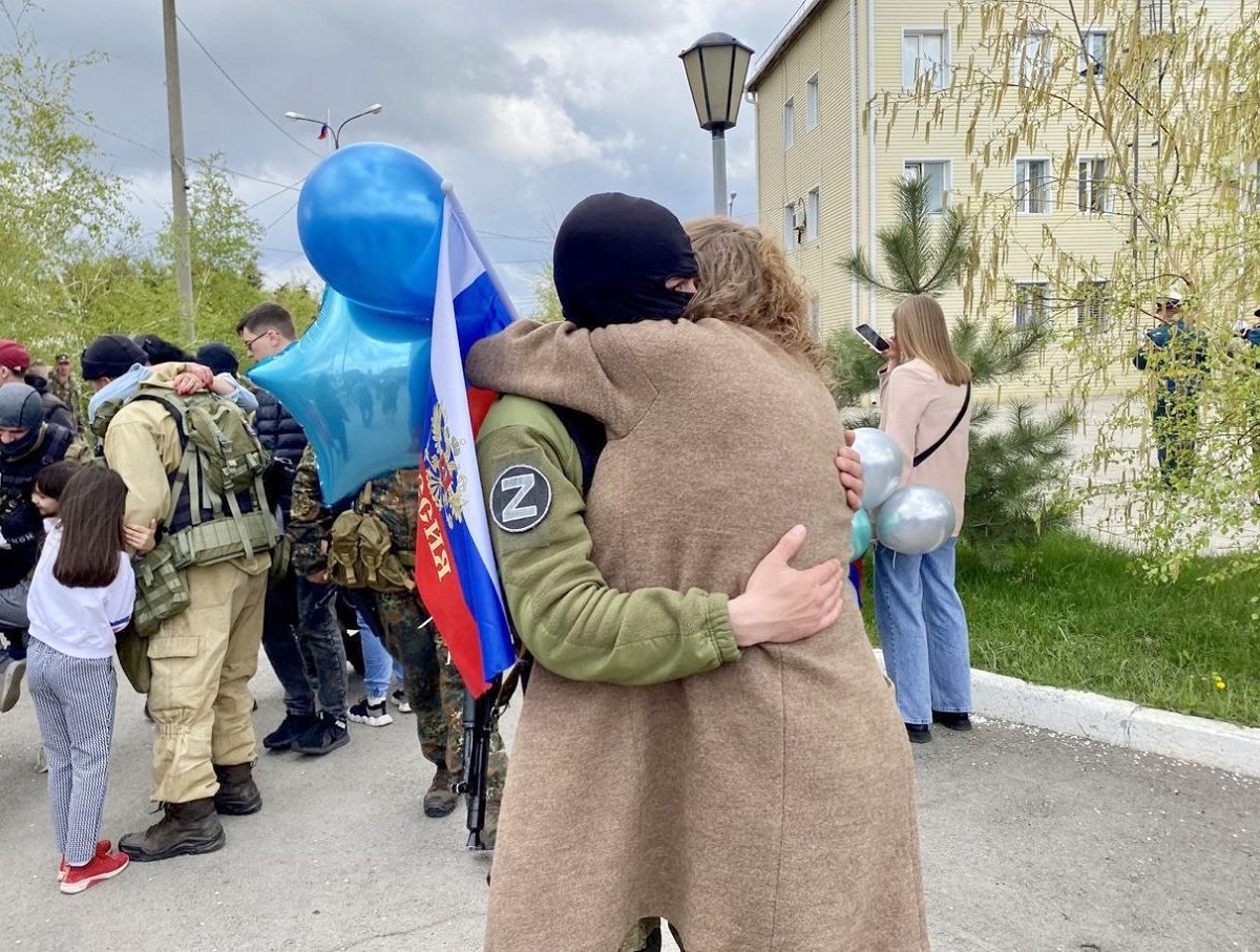 Фото со встречи в Волгограде военных с масками на лицах озадачили Сеть