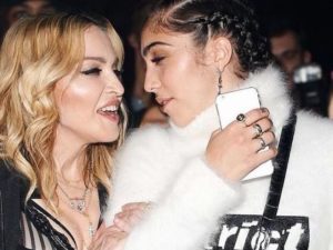 «Иконы эпатажа»: Мадонна с дочерью вышли в свет в дерзких нарядах