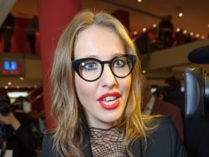 Ксения Собчак посетила театральную премьеру с мужем и без трусов