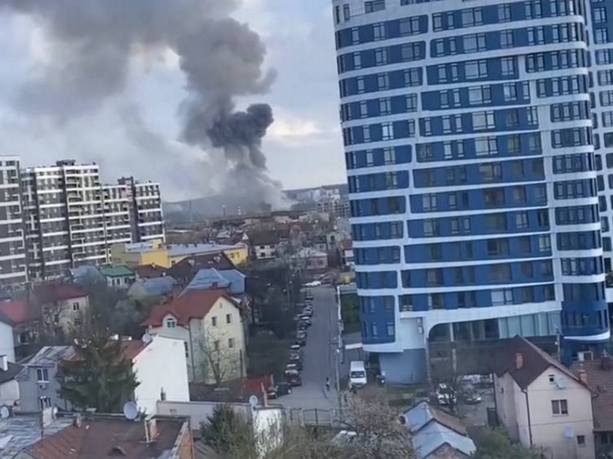 В Сети появились кадры пылающих военных объектов во Львове и видео уничтожения ракетой Су-25 ВСУ