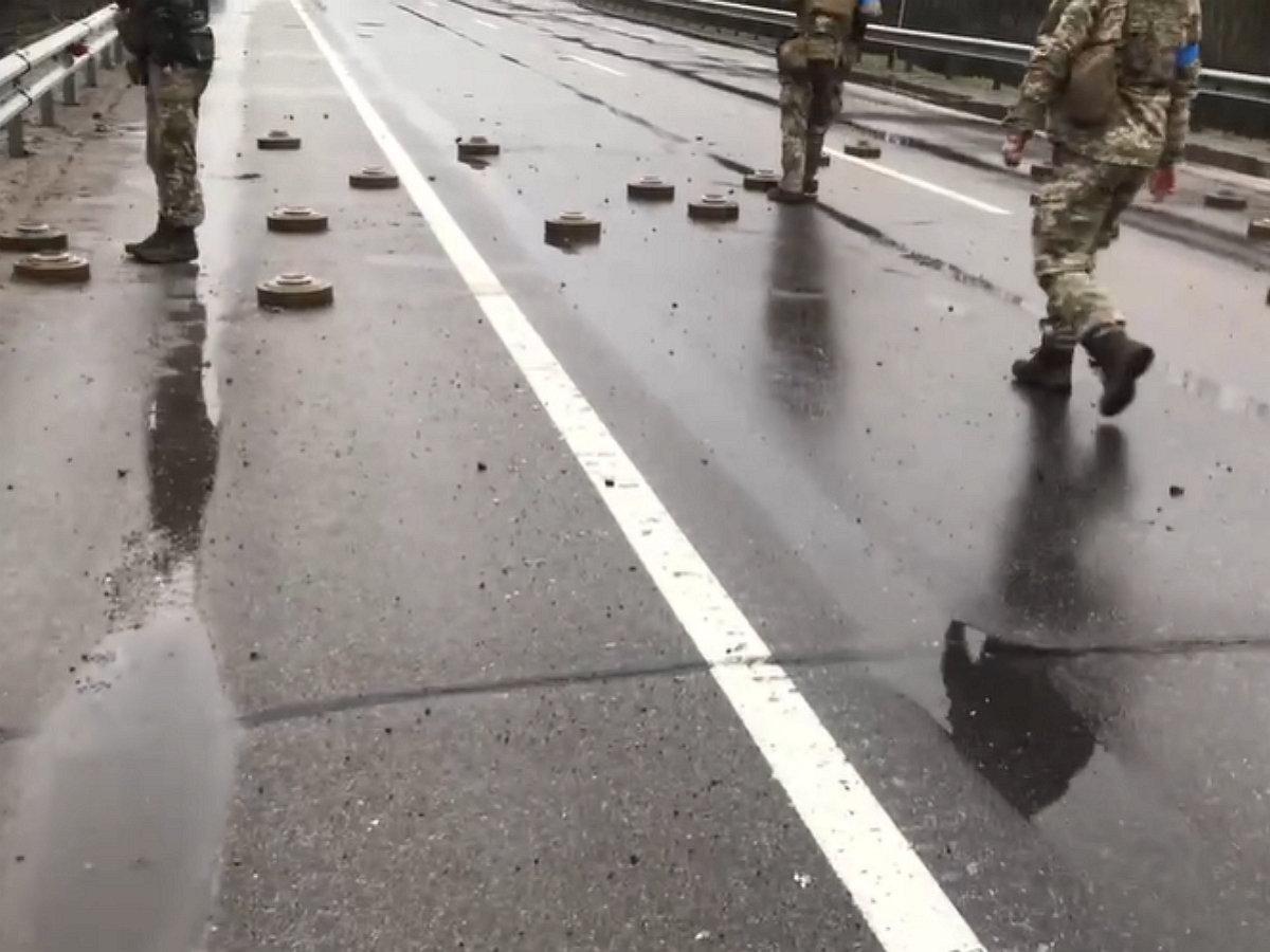 Военные ВСУ пинками «разминировали» трассу под Киевом