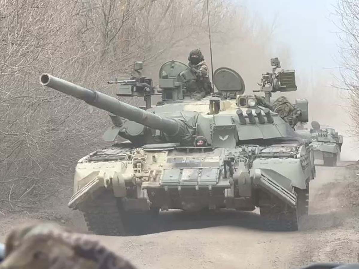 На Украине заметили уникальный российский танк с двумя турельными пулемётами и броневик 