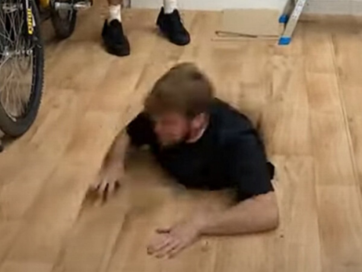 Танцор на вечеринке провалился под пол