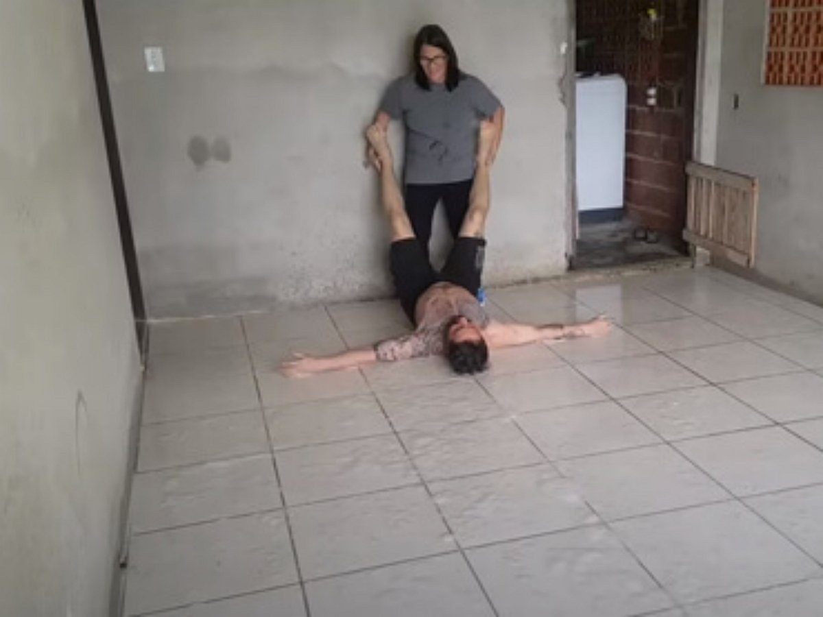 Мама вымыла пол в гараже своим сыном