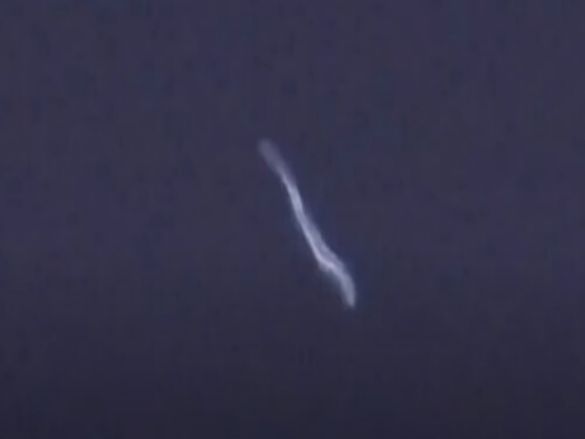 Светящийся змееподобный НЛО не в первый раз летает в небе Калифорнии