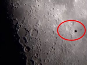 Астроном-любитель заметил НЛО на фоне Луны