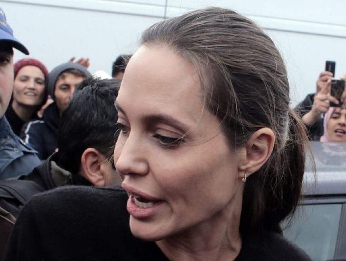 Анджелина Джоли опубликовала пост после поездки во Львов, показав осколок бомбы