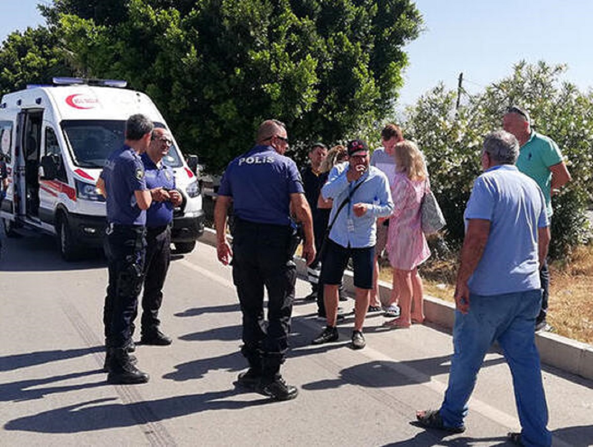 В Турции автобус с российскими туристами врезался в дерево: 11 человек пострадали