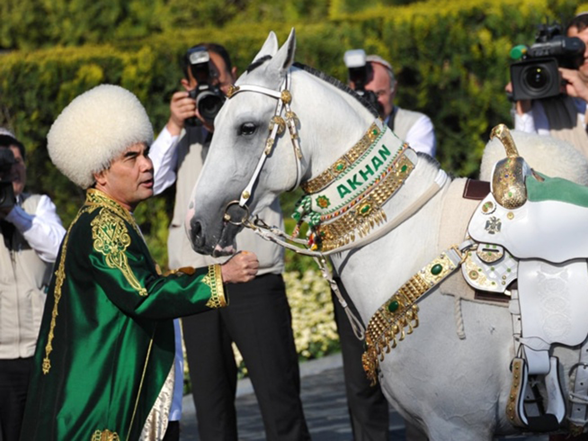 Экс-президент Туркмении предложил назвать проспект в честь своего коня -  TOPNews.RU