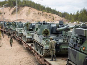 Финляндия стянула технику к границам РФ