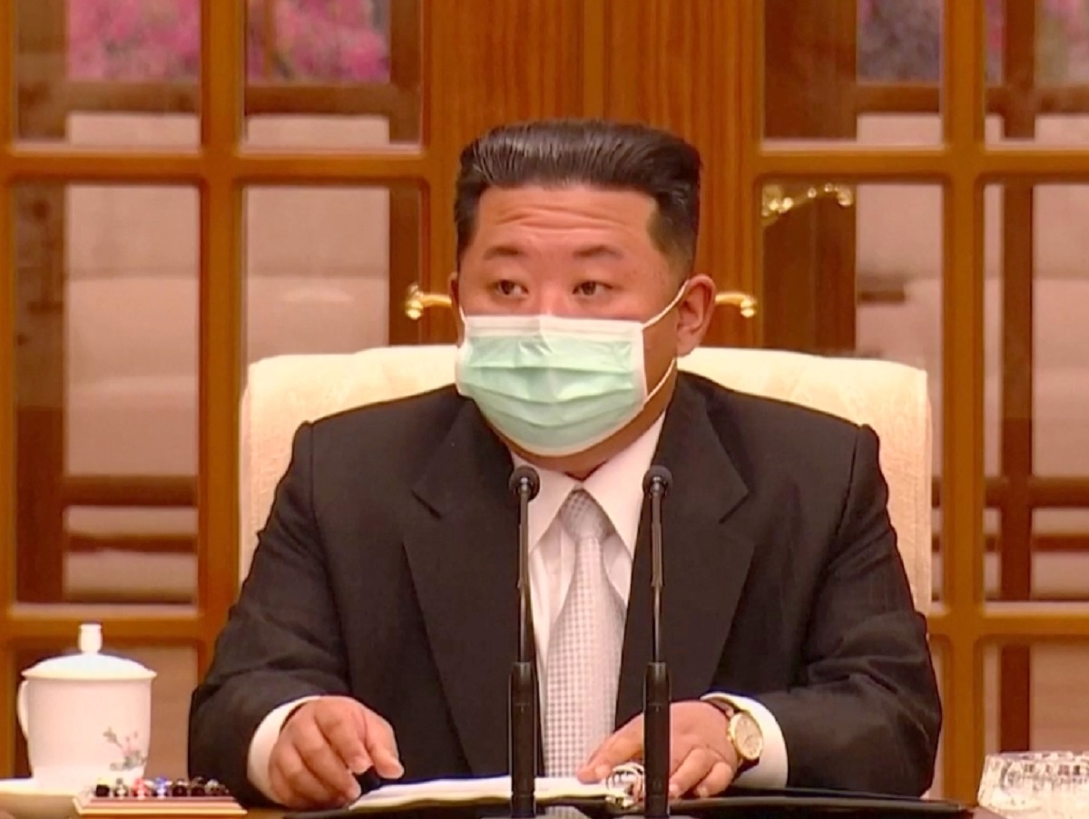 Северокорейские СМИ впервые показали Ким Чен Ына в маске