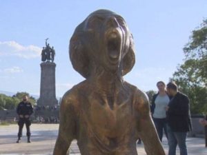 «Зомби атакуют»: памятник «Крик украинской матери» в Болгарии напугал Сеть