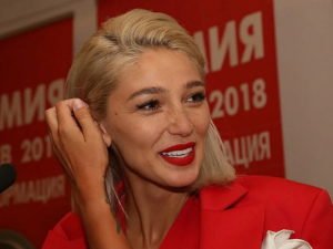 «Фотки для мамы»: Ивлееву высмеяли в Сети за образ «хорошей провинциальной девочки»