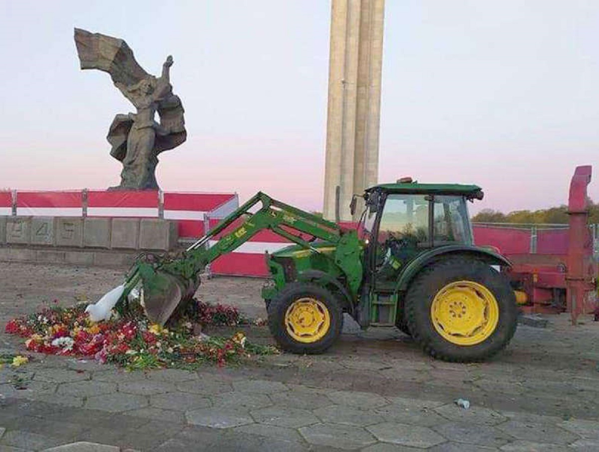 Латвия разрешила снос памятника советским воинам в Риге, Россия хочет забрать его