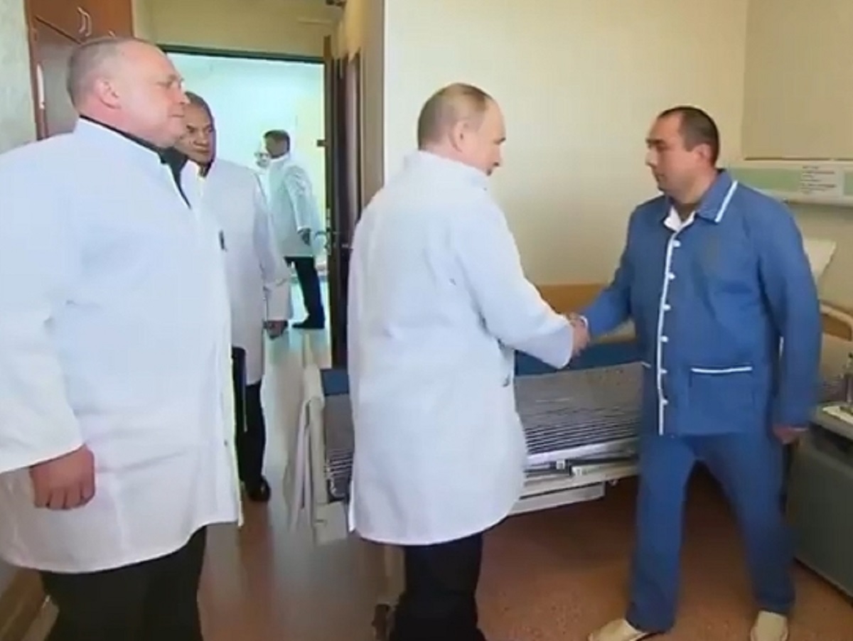 Путин навестил в госпитале раненных в ходе спецоперации на Украине военных