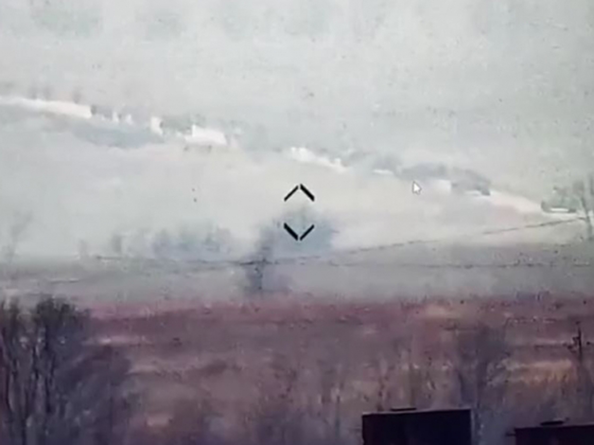 Колонна с танками попала под обстрел в Донбассе