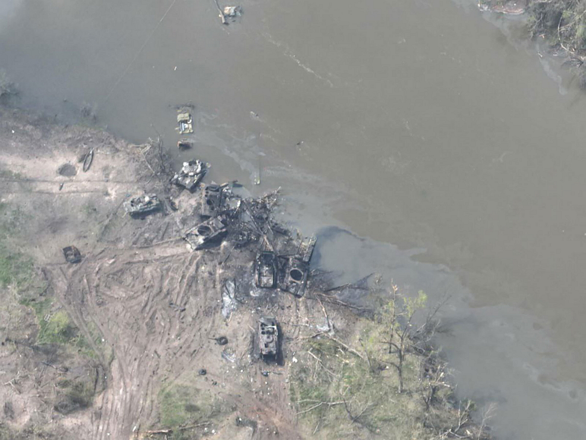 Уничтоженные при попытке прорыва через Северный Донец 49 единиц военной техники попали на фото