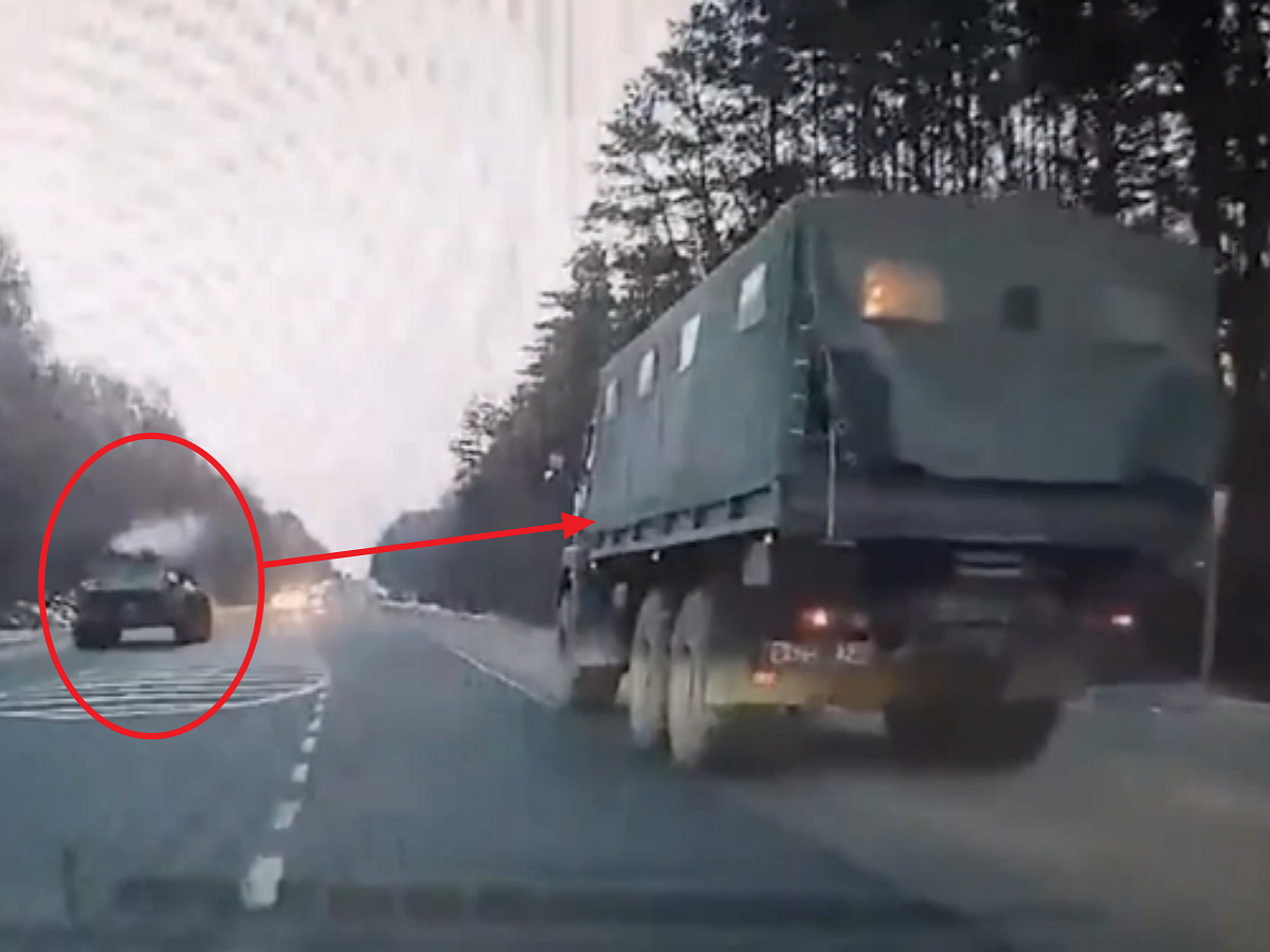 БТР ВСУ по ошибке уничтожил колонну собственных войск: инцидент попал на видео