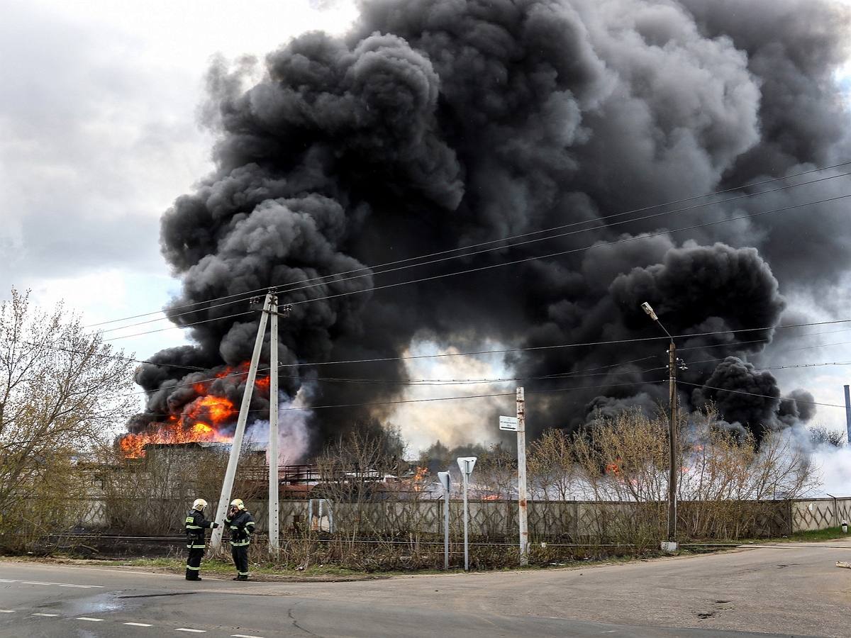 В промзоне Дзержинска произошел крупный пожар из-за возгорания цистерны: опубликовано эпичное видео