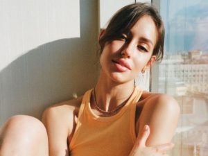 Новая пассия Тимати нежится в океане, демонстрируя пышные формы