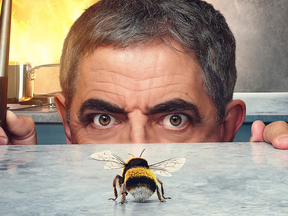 Роуэн Аткинсон насмерть бьется с назойливой гостьей в трейлере сериала «Человек против пчелы»