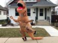 Аниматор в костюме динозавра сорвал детский праздник