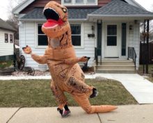 Аниматор в костюме динозавра сорвал детский праздник