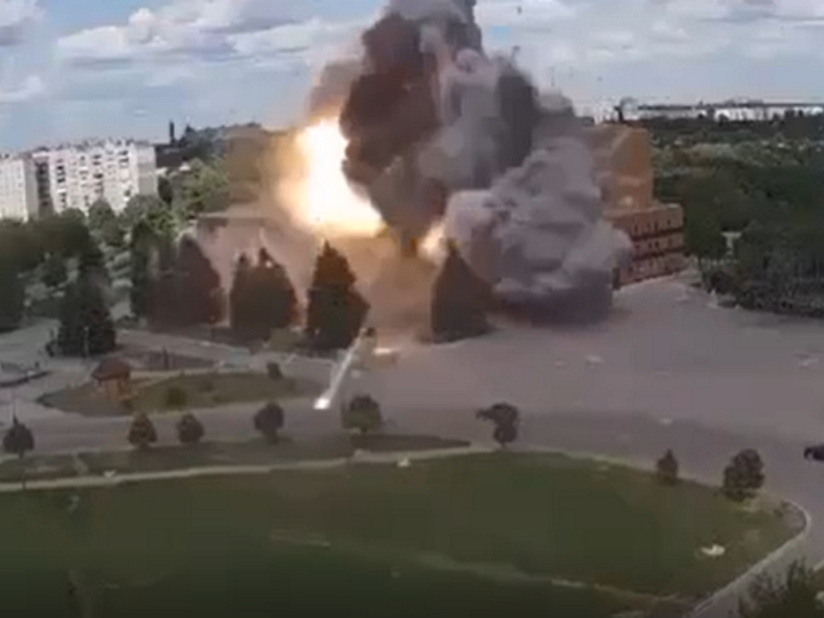 В Сеть попало видео прямого попадания ракеты по ДК в Харьковской области