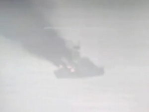 В Черном море среди дрейфующих мин ВСУ горит неизвестный корабль