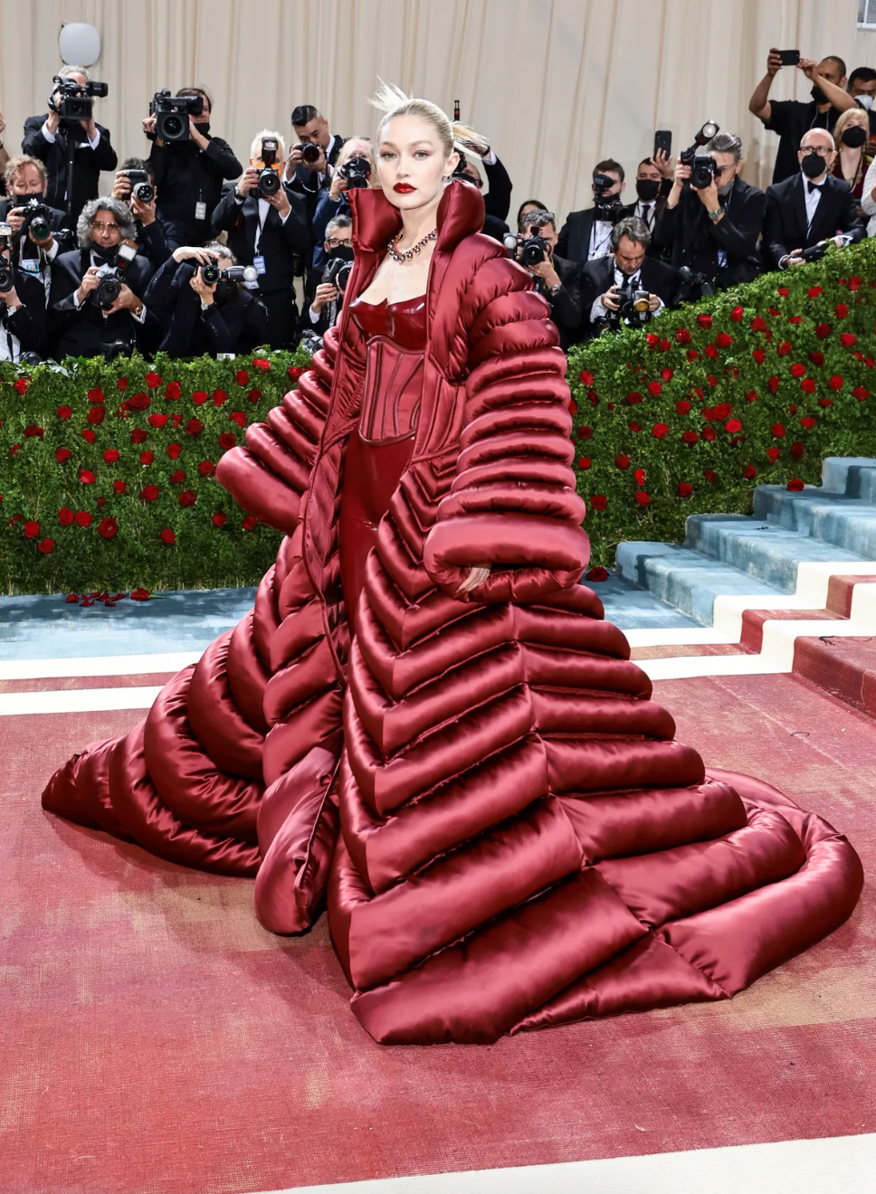 Самые запоминающиеся наряды звезд на Met Gala 2022 года